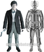 The Second Doctor Patrick Troughton & Cyberman (Tomb of the Cybermen 1967) - Limited Edition Forbidden Planet 2009 Exclusive Black & White Version